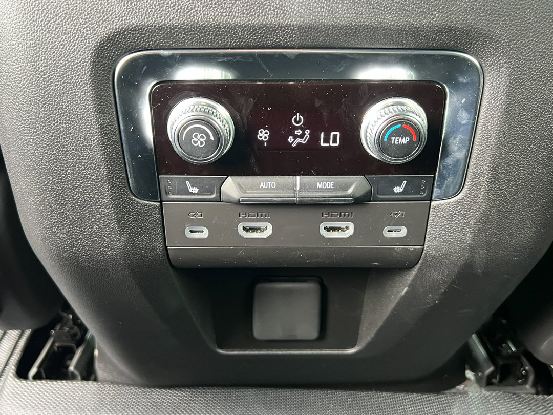 Used 2024 GMC Yukon SLT w/ SLT Luxury Package image 33