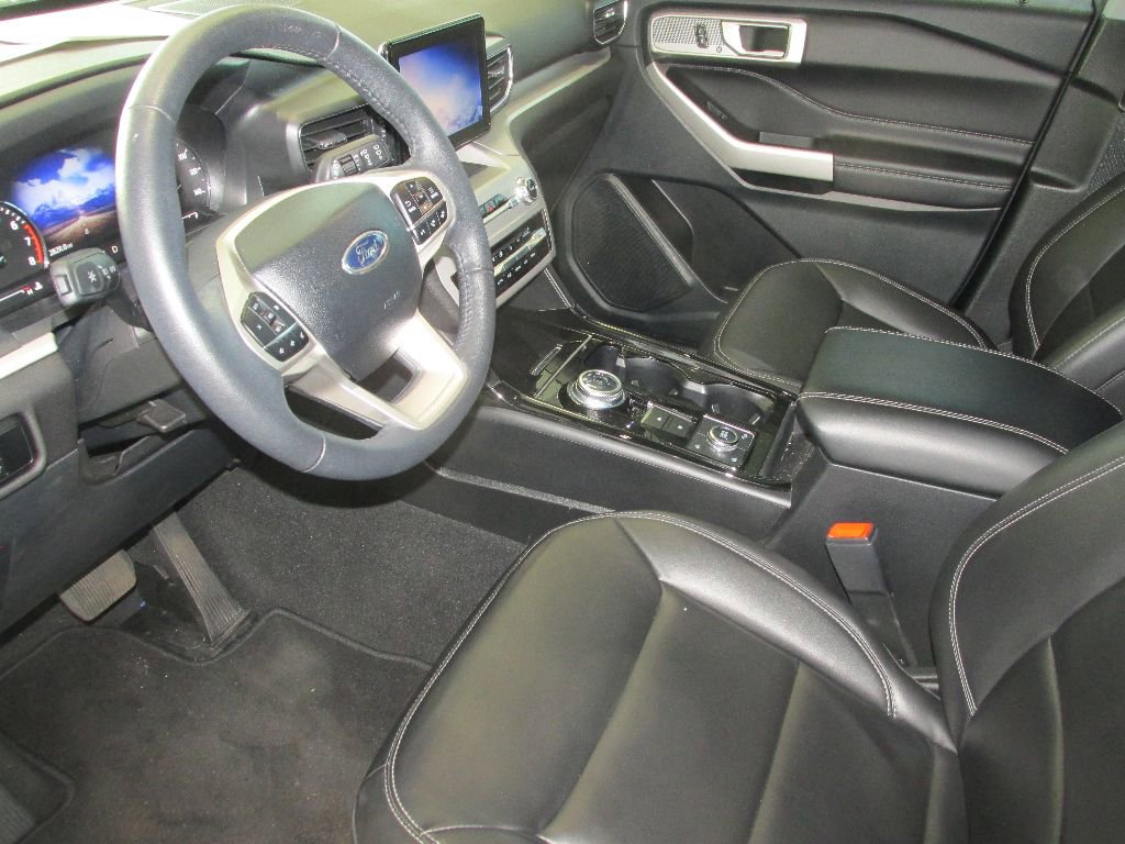 Used 2024 Ford Explorer XLT w/ Equipment Group 202A image 5