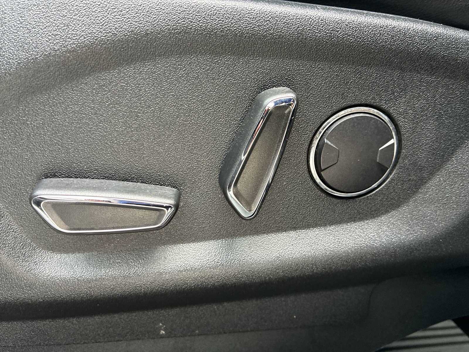 Used 2018 Ford Explorer Limited w/ Ford Safe & Smart Package FWD image 14