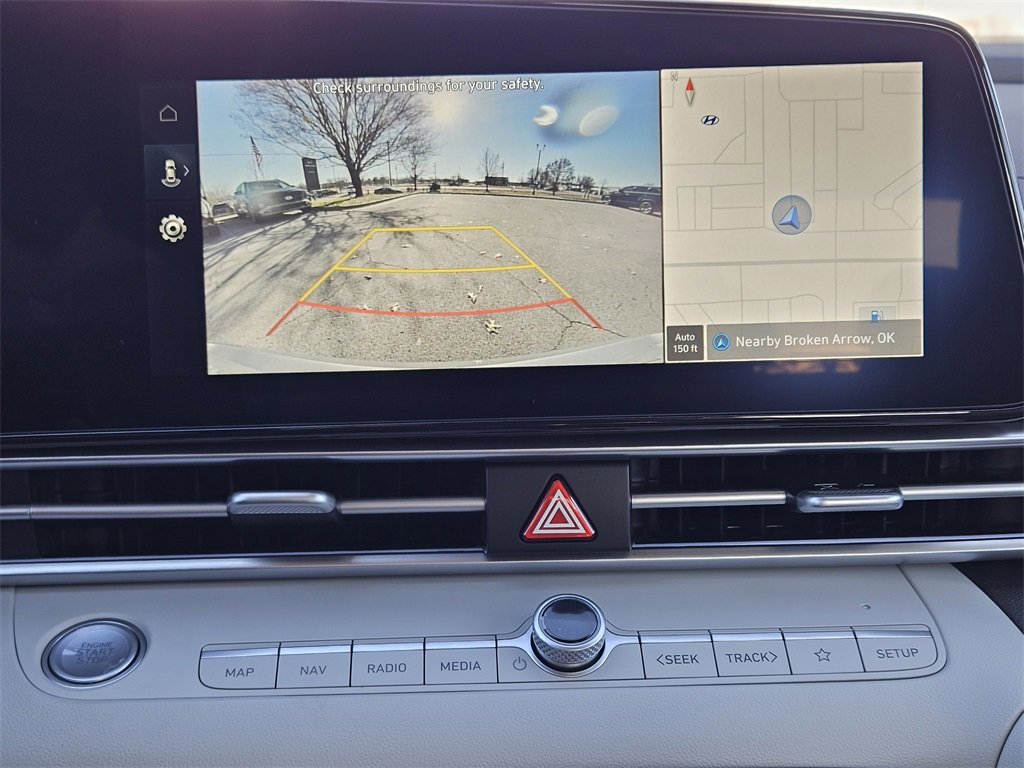 New 2025 Hyundai Elantra Limited image 17