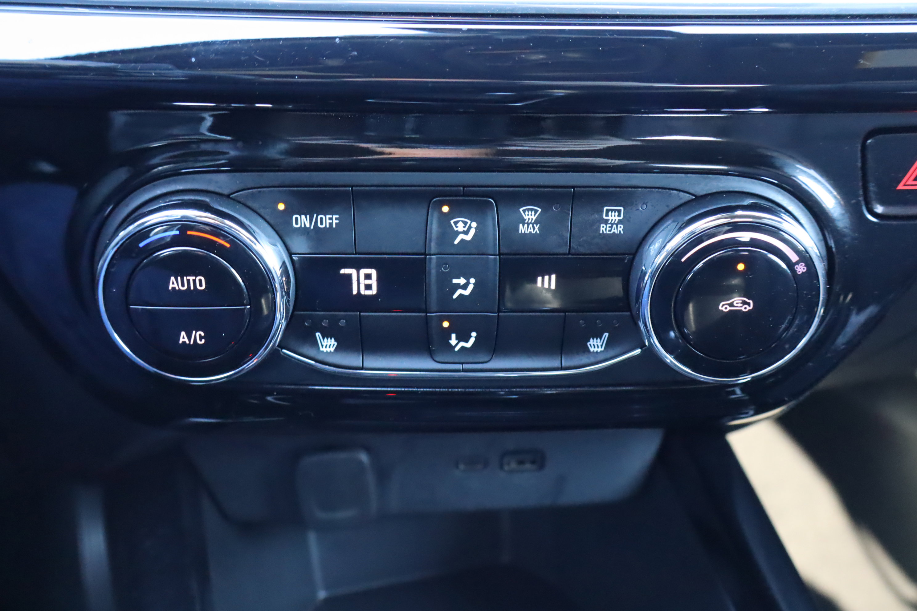 Certified 2024 Chevrolet Trax RS w/ Driver Confidence Package image 28