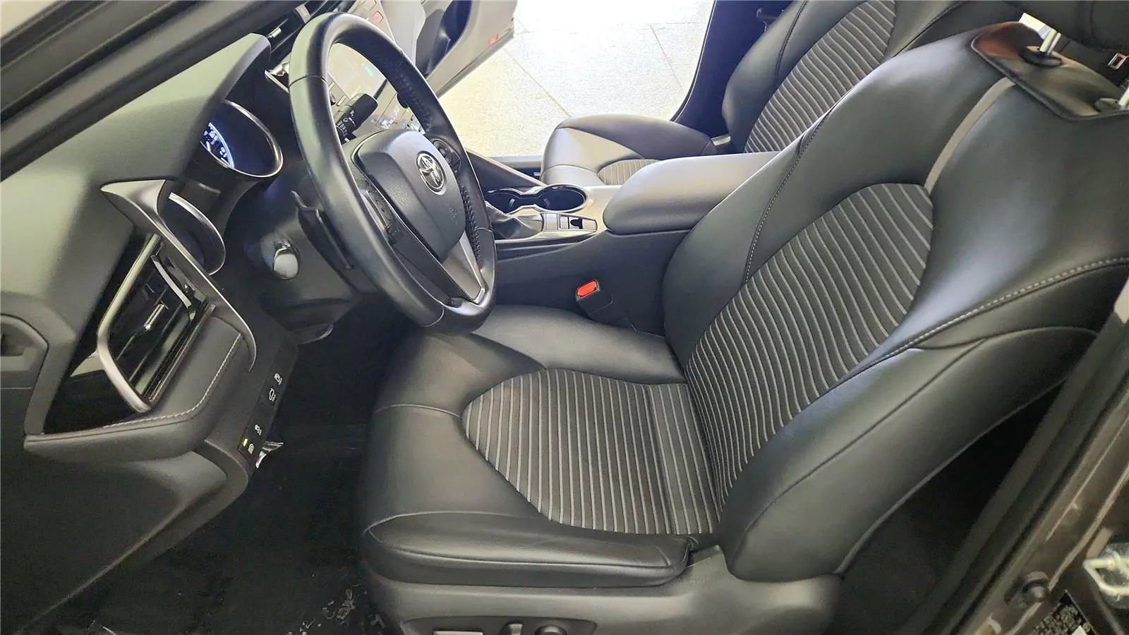 Used 2020 Toyota Camry SE image 22