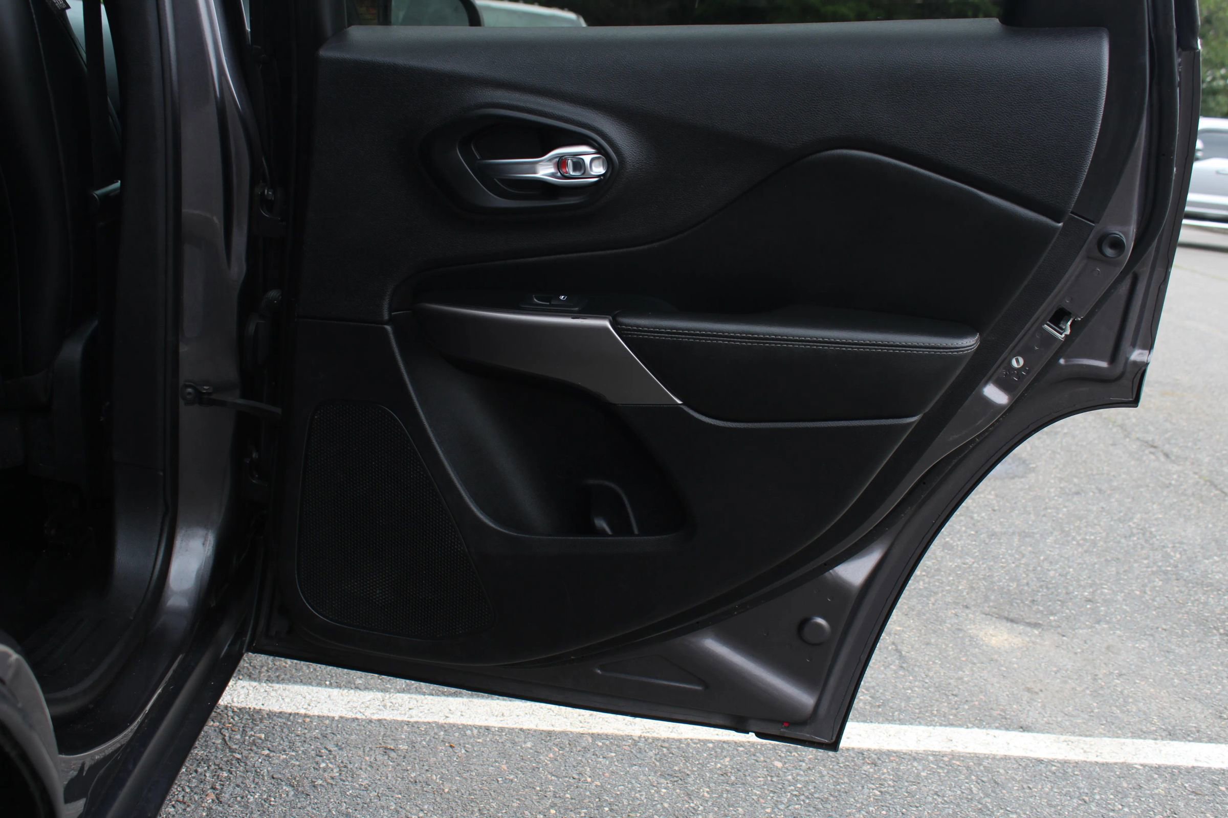 Used 2019 Jeep Cherokee Limited image 16