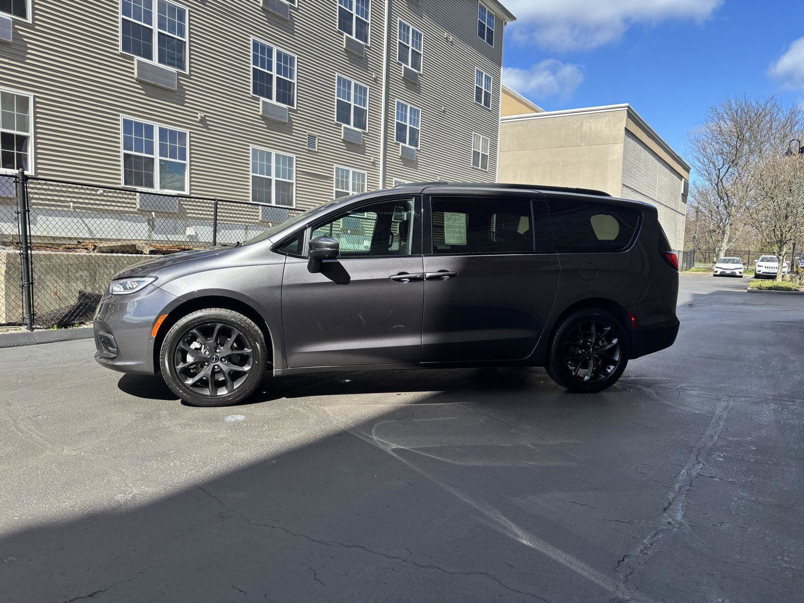 Used 2023 Chrysler Pacifica Touring-L w/ S Appearance Package image 2