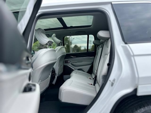 Used 2023 Jeep Grand Cherokee Overland w/ Luxury Tech Group IV AWD/4WD image 19