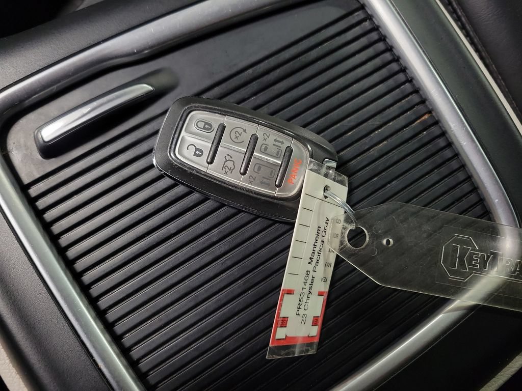 Used 2023 Chrysler Pacifica Touring-L FWD image 15