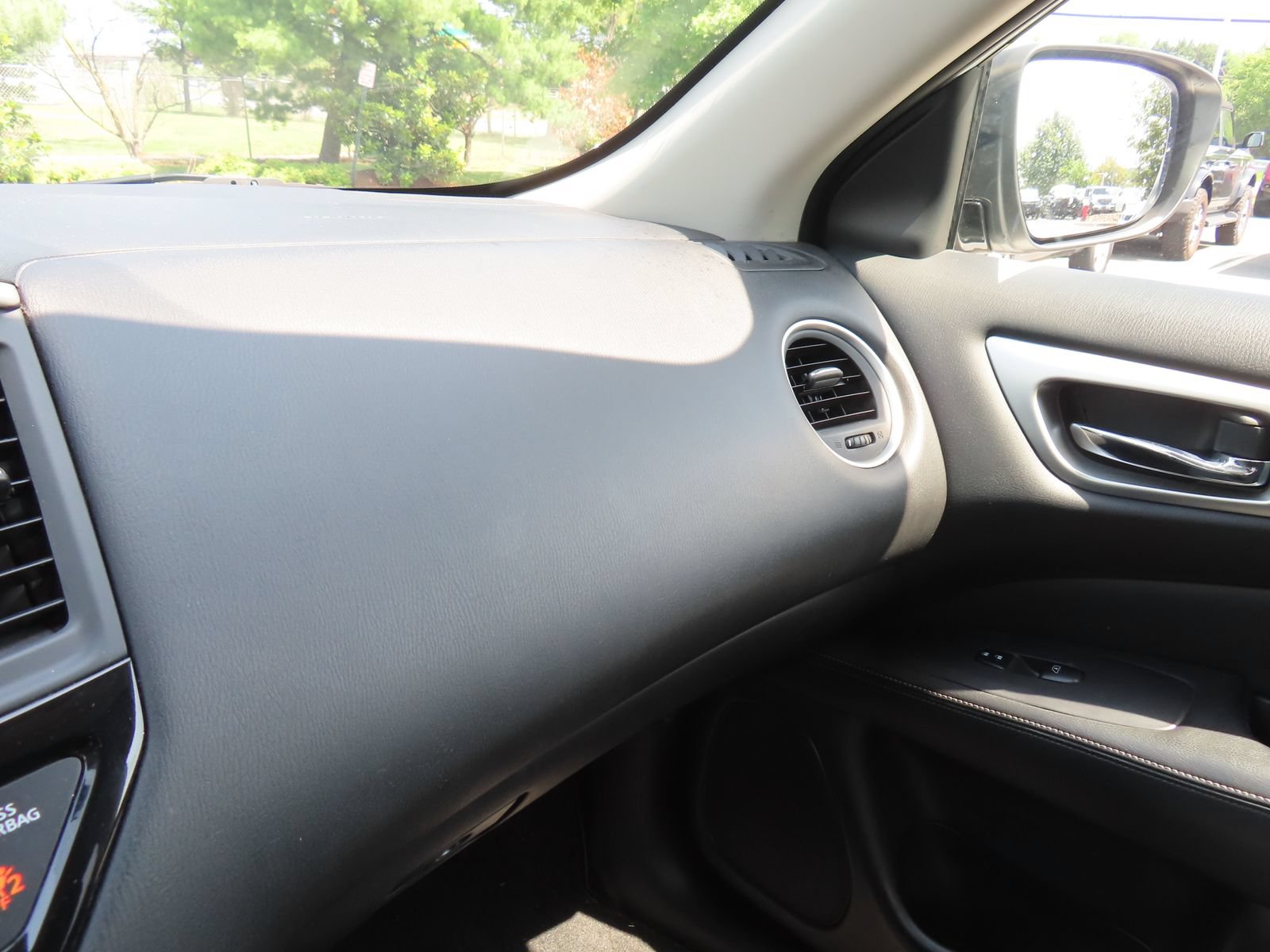 Used 2018 Nissan Pathfinder SV AWD/4WD image 24