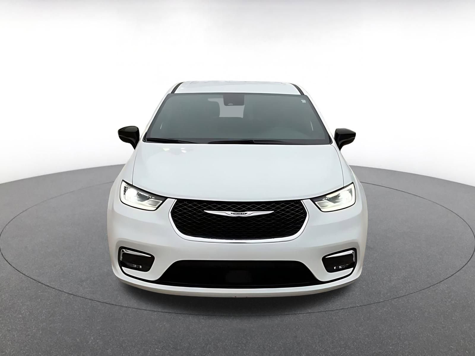 Used 2025 Chrysler Pacifica Select image 4