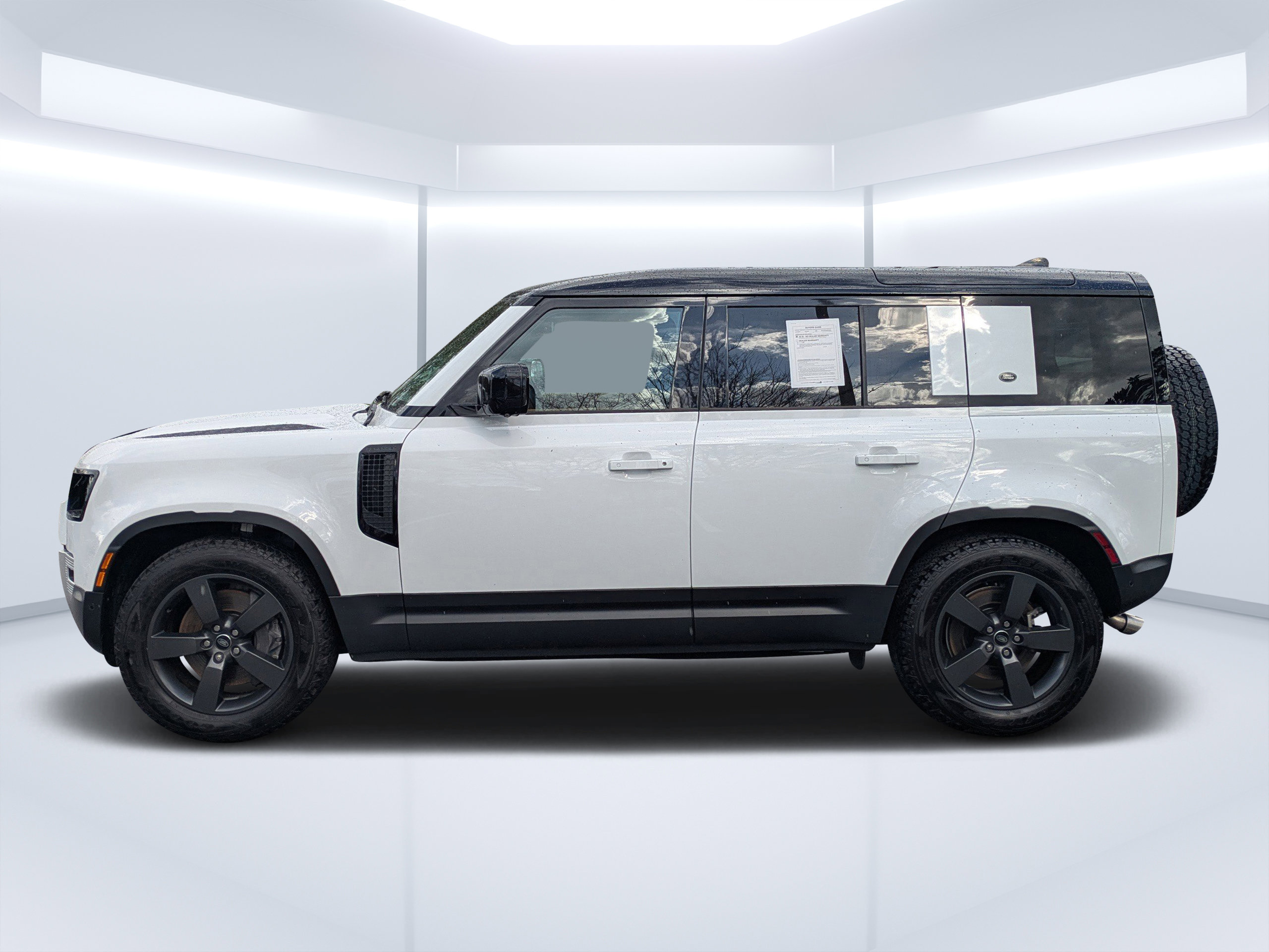 Used 2024 Land Rover Defender 110 SE image 9