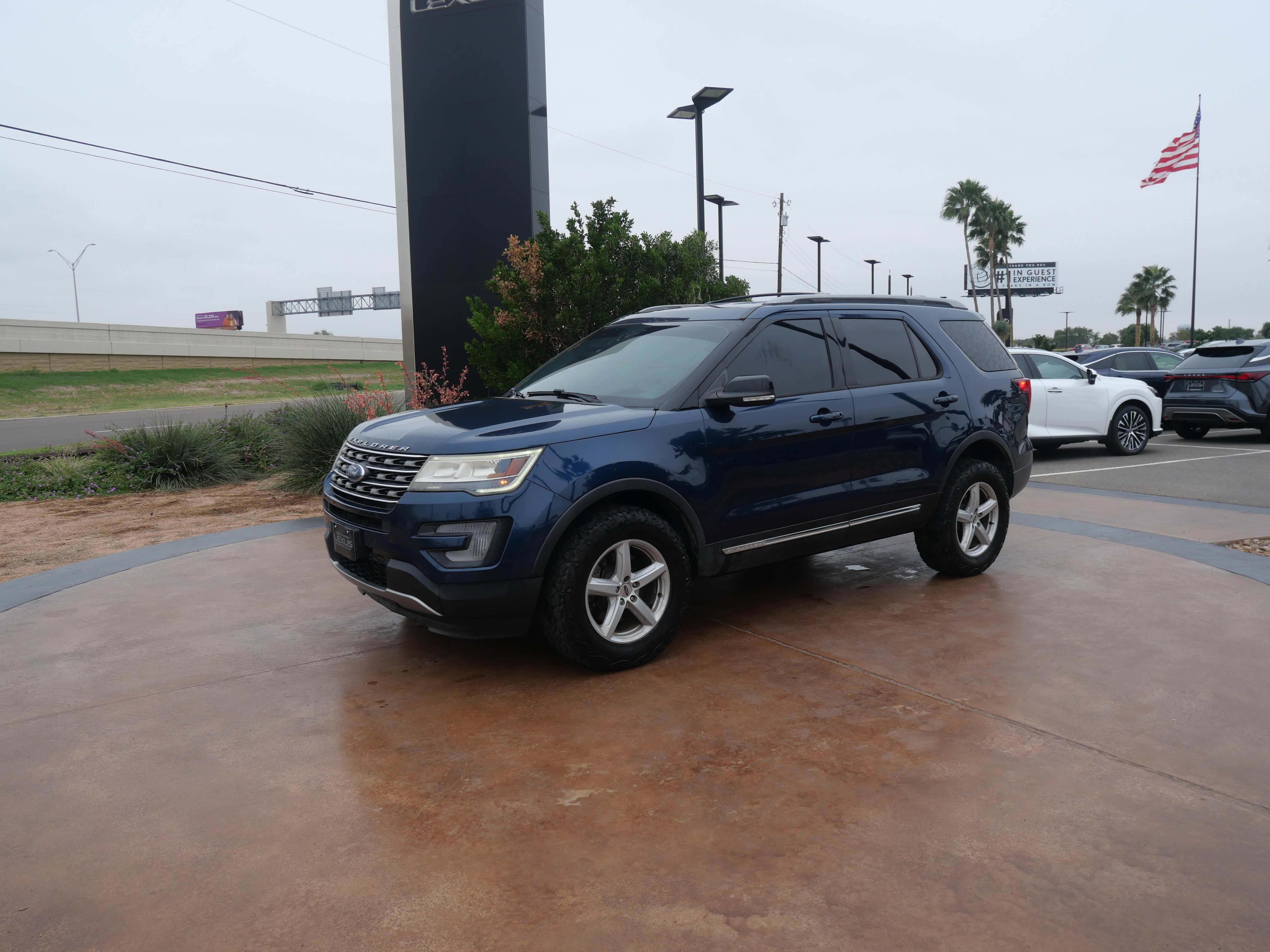 Used 2017 Ford Explorer XLT w/ Equipment Group 202A image 5