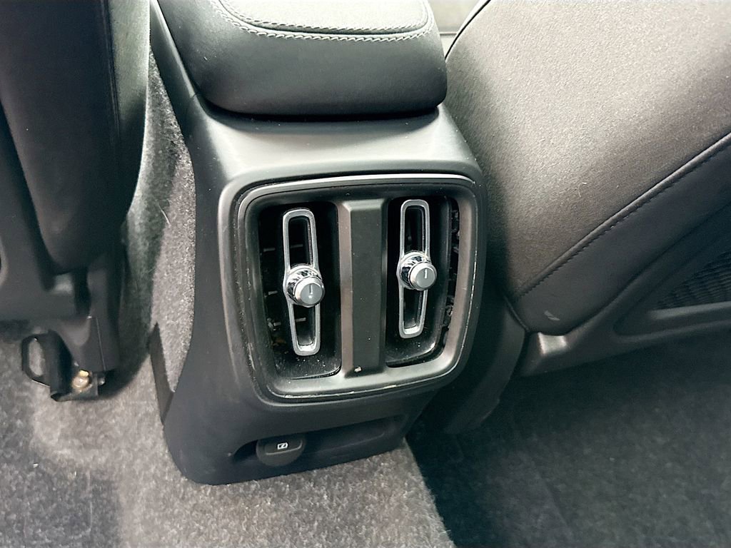 Used 2023 Volvo XC40 Recharge Plus image 28