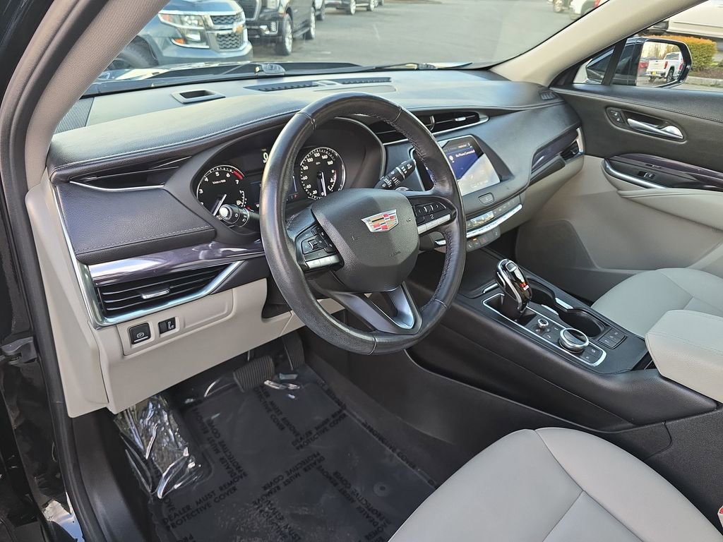 Used 2021 Cadillac XT4 Luxury w/ Cold Weather Package image 11