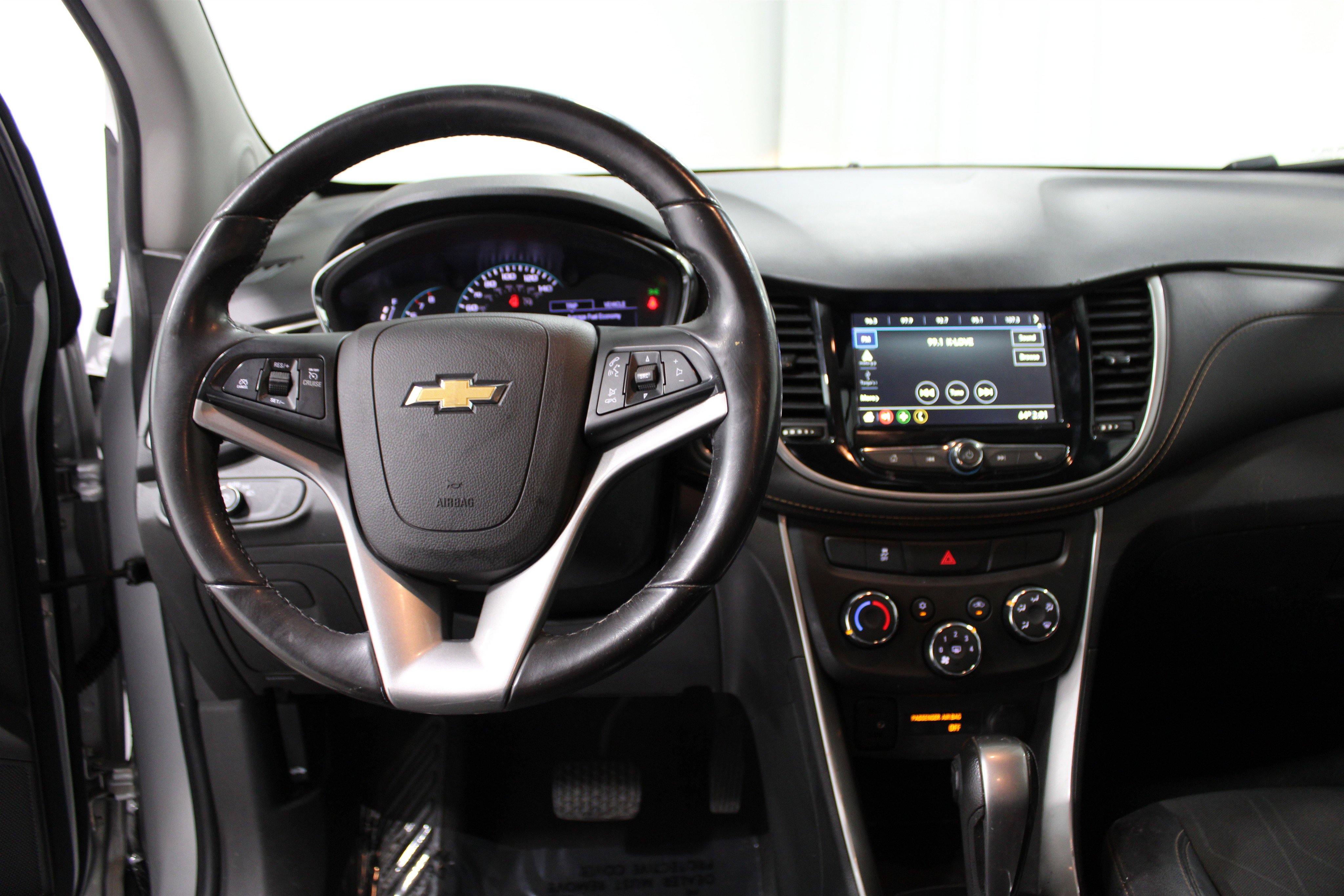 Used 2019 Chevrolet Trax LT w/ LT Convenience Package FWD image 2