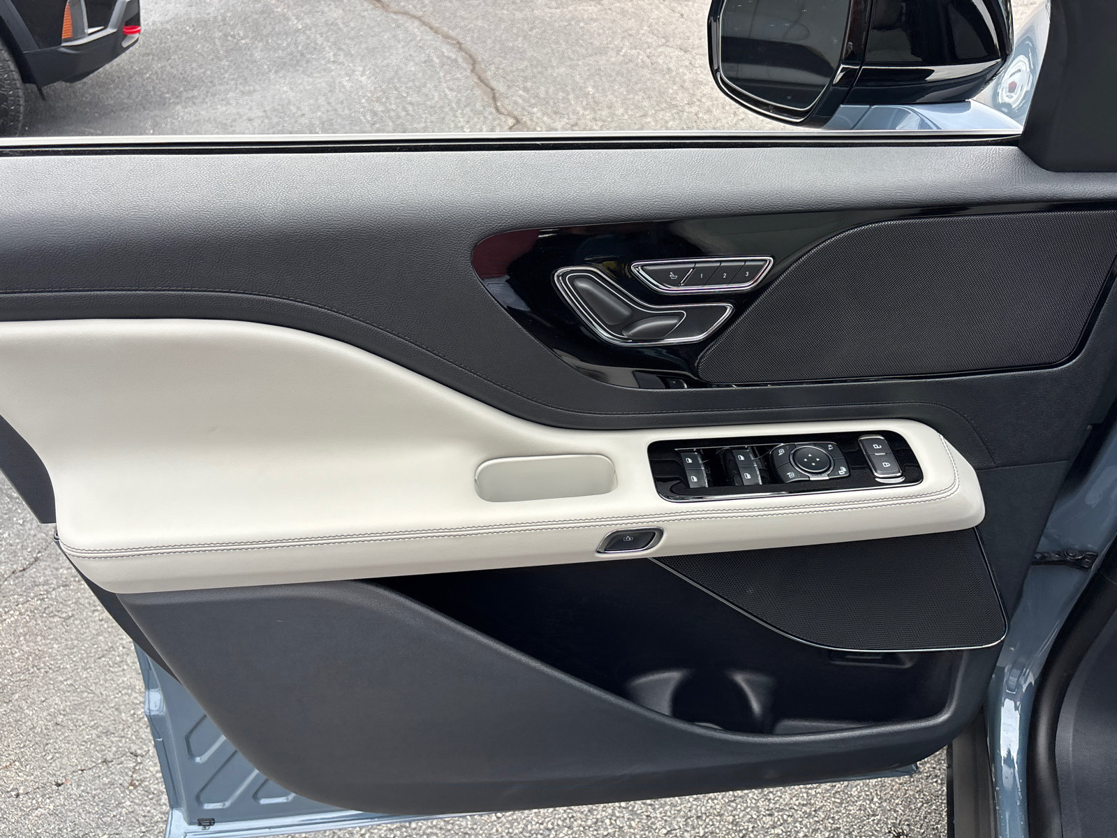New 2026 Lincoln Aviator AWD image 11
