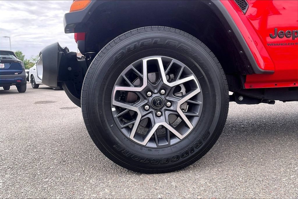 Used 2025 Jeep Wrangler Unlimited Sahara AWD/4WD image 9