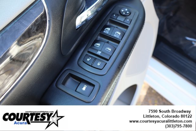 Used 2015 Chrysler Town & Country Touring FWD image 20