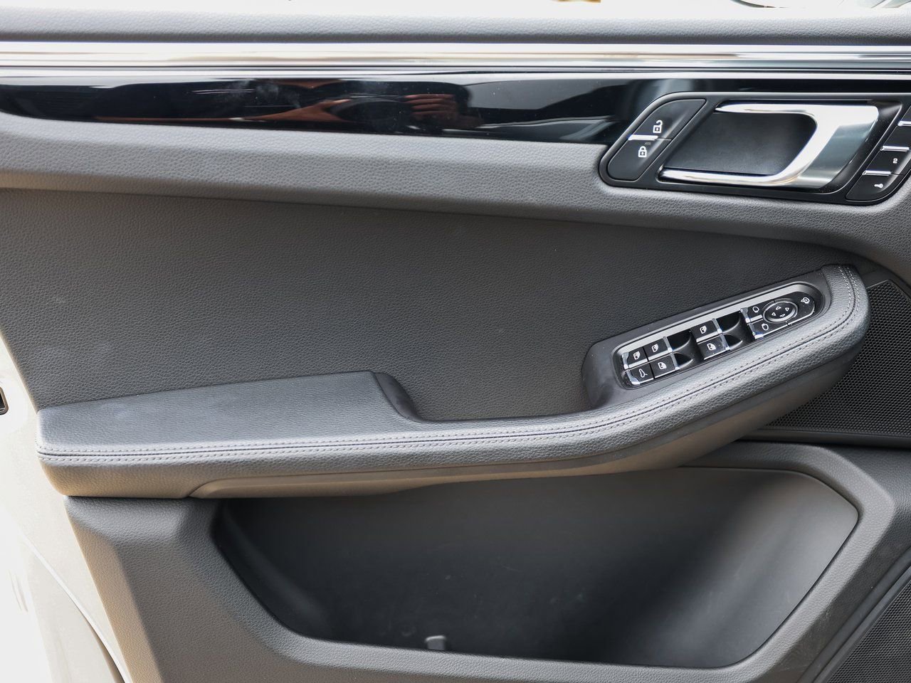 Certified 2025 Porsche Macan image 23