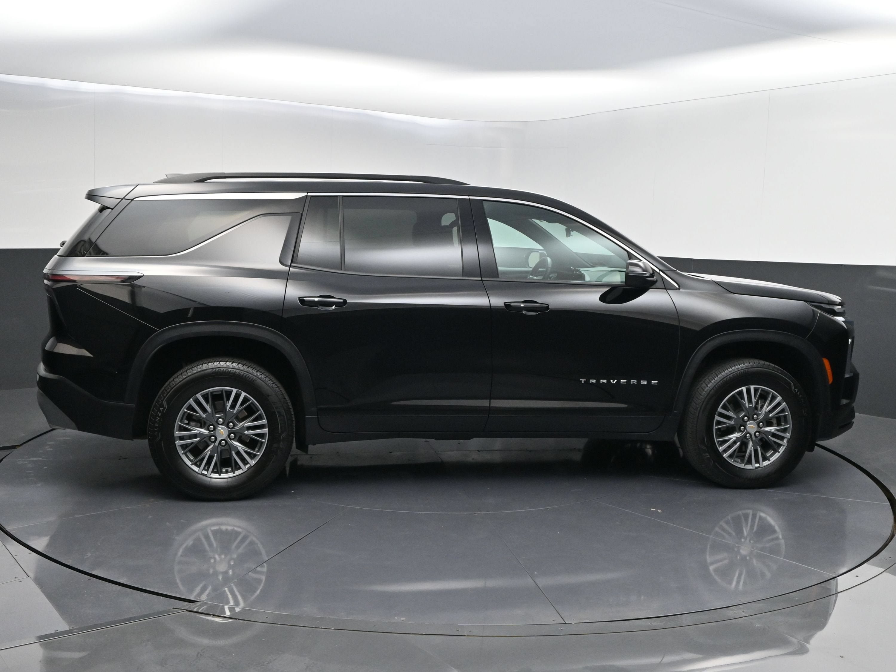 Certified 2025 Chevrolet Traverse LT FWD image 9