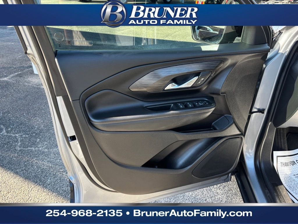 Used 2024 GMC Terrain SLE w/ Driver Convenience Package image 11