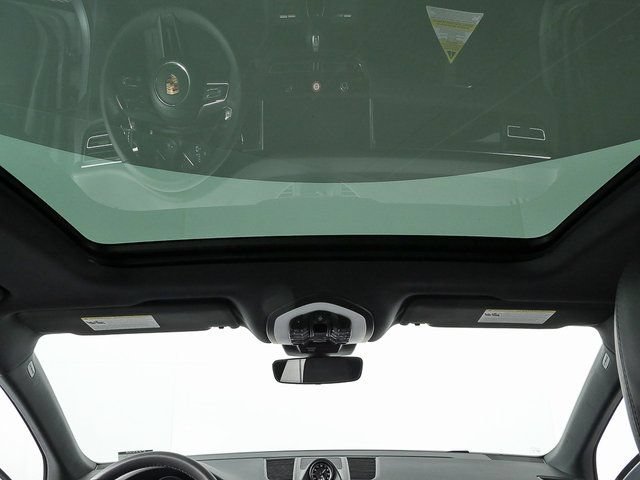 Certified 2026 Porsche Macan AWD/4WD image 19