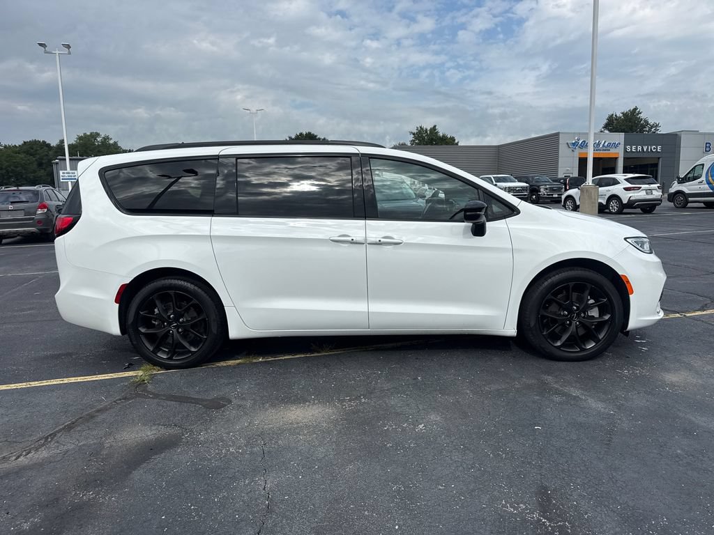 Used 2024 Chrysler Pacifica Touring-L w/ S Appearance Package AWD/4WD image 6