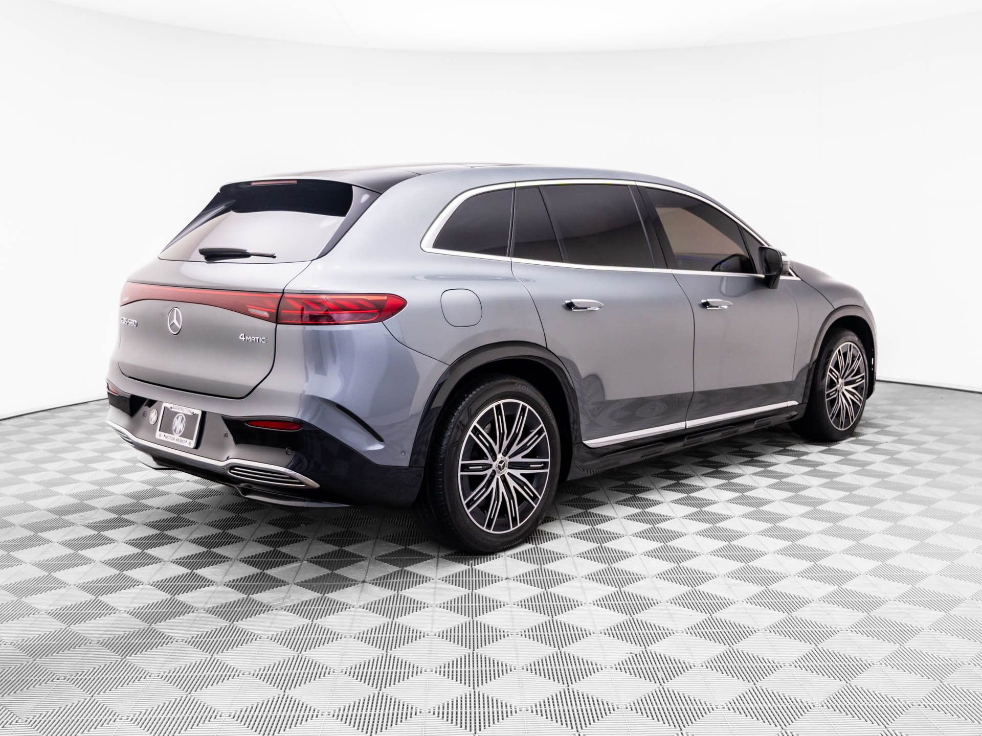 Used 2023 Mercedes-Benz EQS 580 4MATIC SUV w/ Exclusive Trim Package image 6