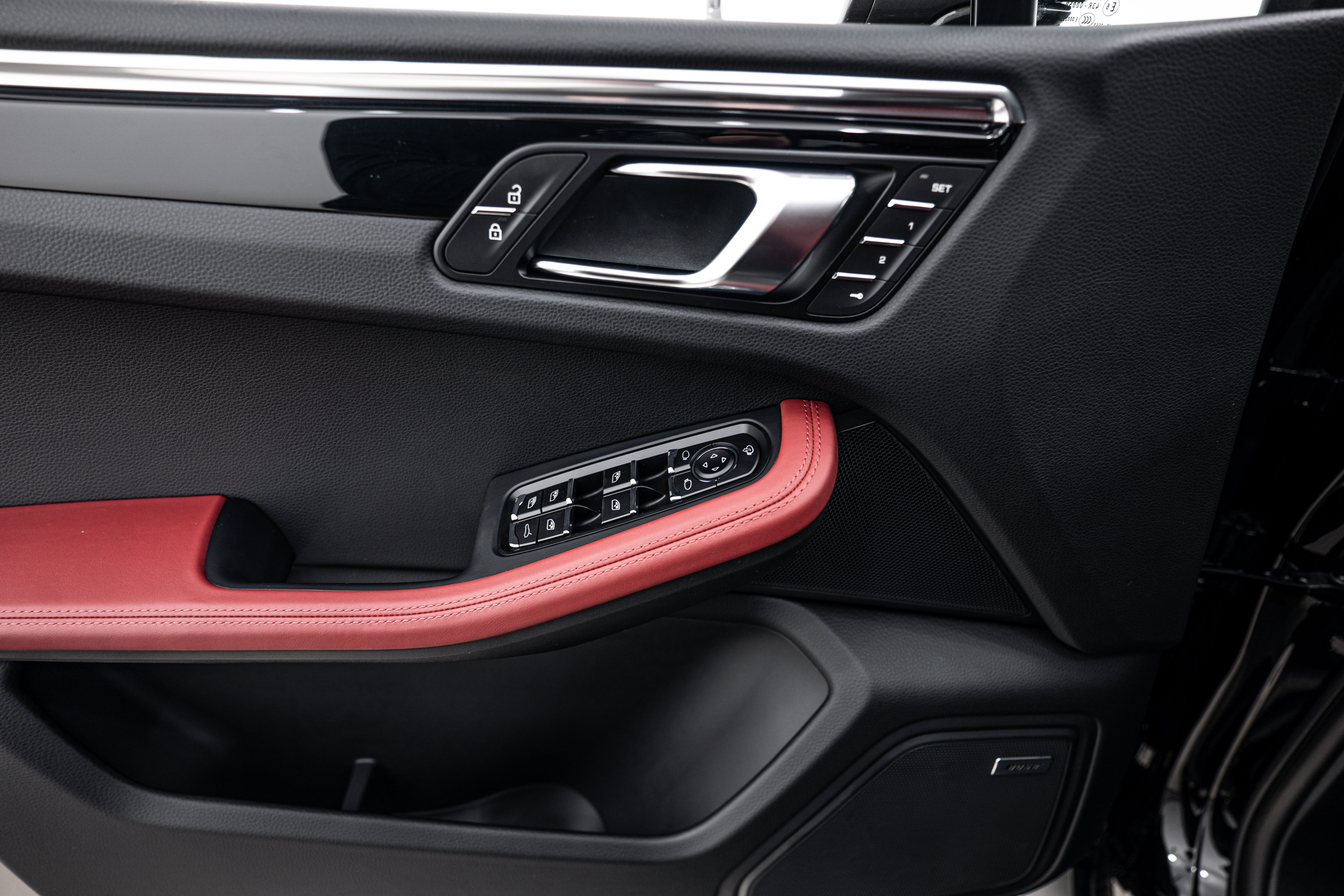 Certified 2026 Porsche Macan Turbo AWD/4WD image 17