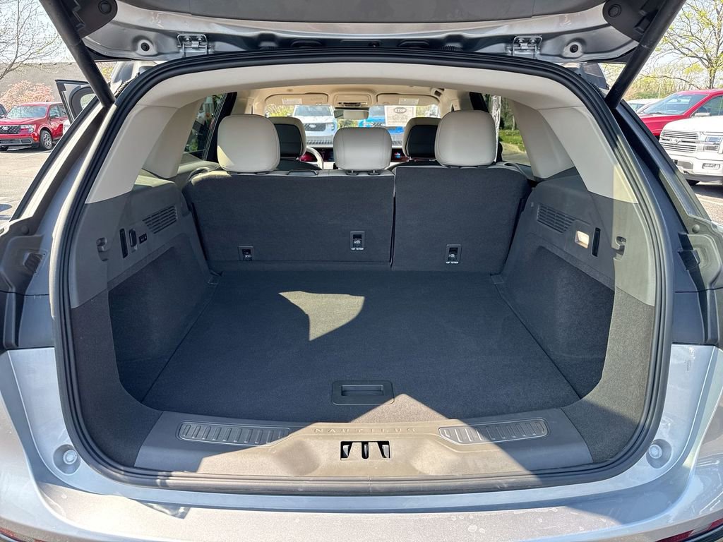 Used 2025 Lincoln Nautilus Premier AWD/4WD image 24