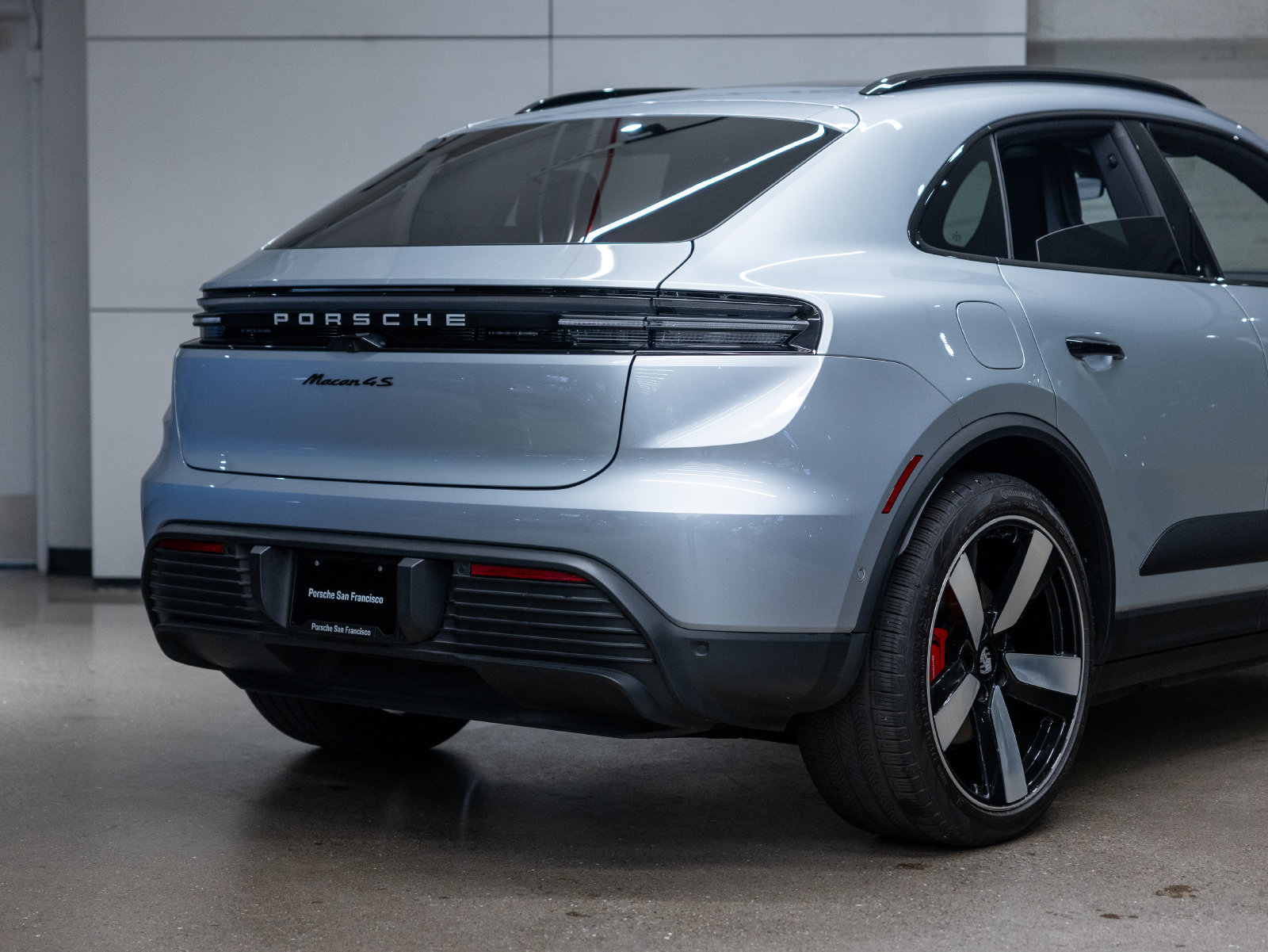 Certified 2025 Porsche Macan 4S Electric AWD/4WD image 25