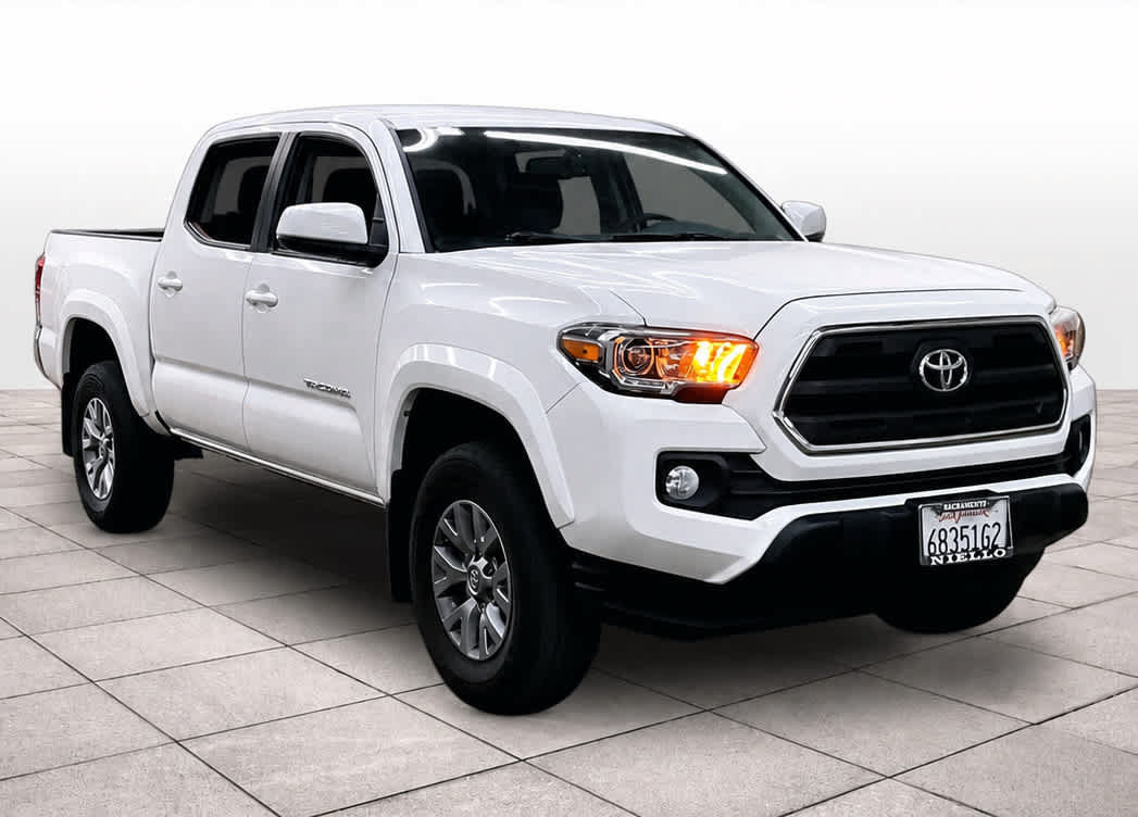 Used 2017 Toyota Tacoma SR5 w/ Tow Package RWD image 3