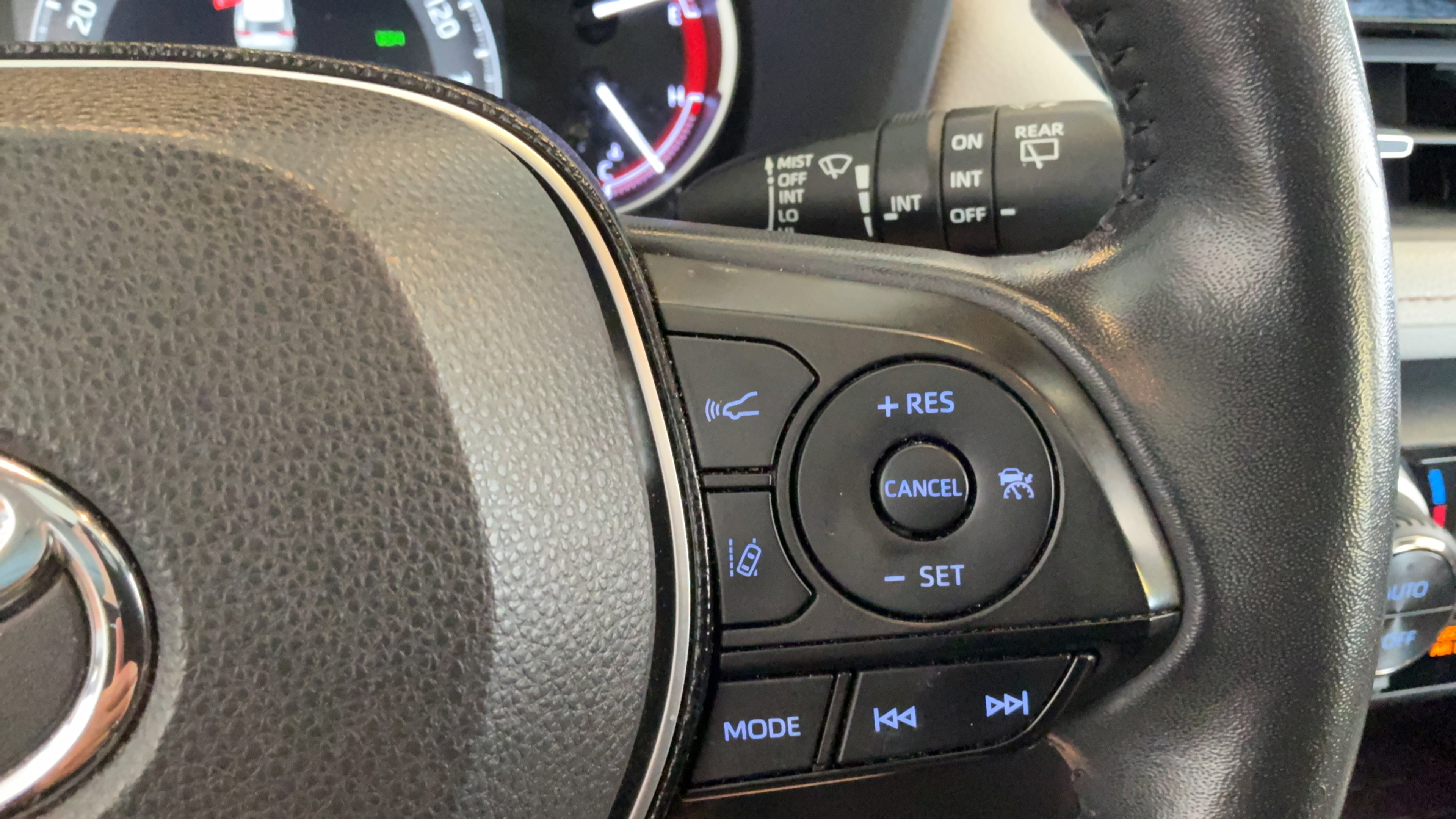 Used 2020 Toyota RAV4 Limited FWD image 19