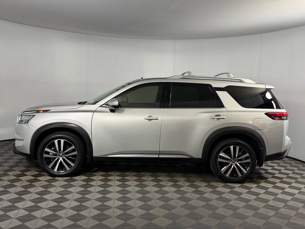 Used 2023 Nissan Pathfinder Platinum image 11