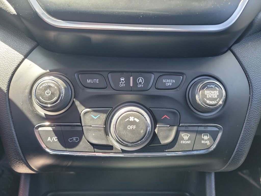 Used 2021 Jeep Cherokee Latitude w/ Mopar Interior Package AWD/4WD image 17