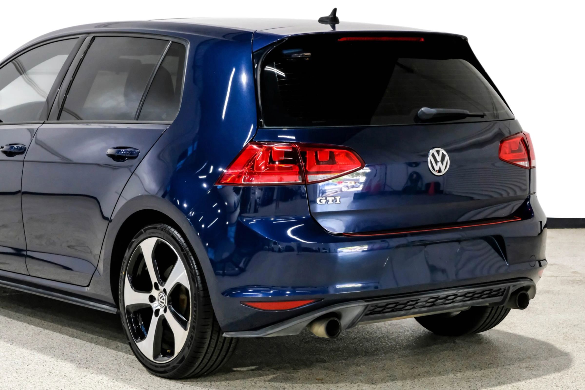 Used 2015 Volkswagen GTI SE FWD image 16