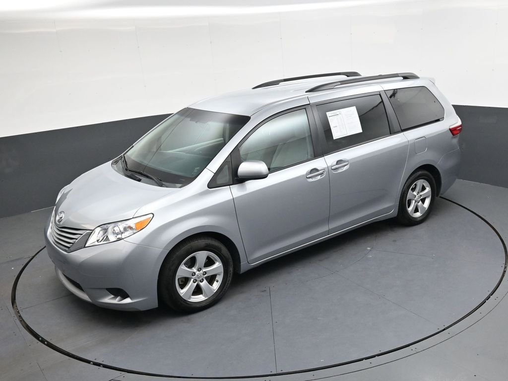 Used 2015 Toyota Sienna LE image 32