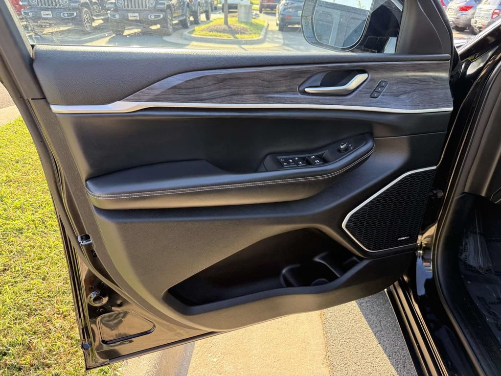 Used 2023 Jeep Grand Cherokee 4WD 4xe w/ Luxury Tech Group II image 33