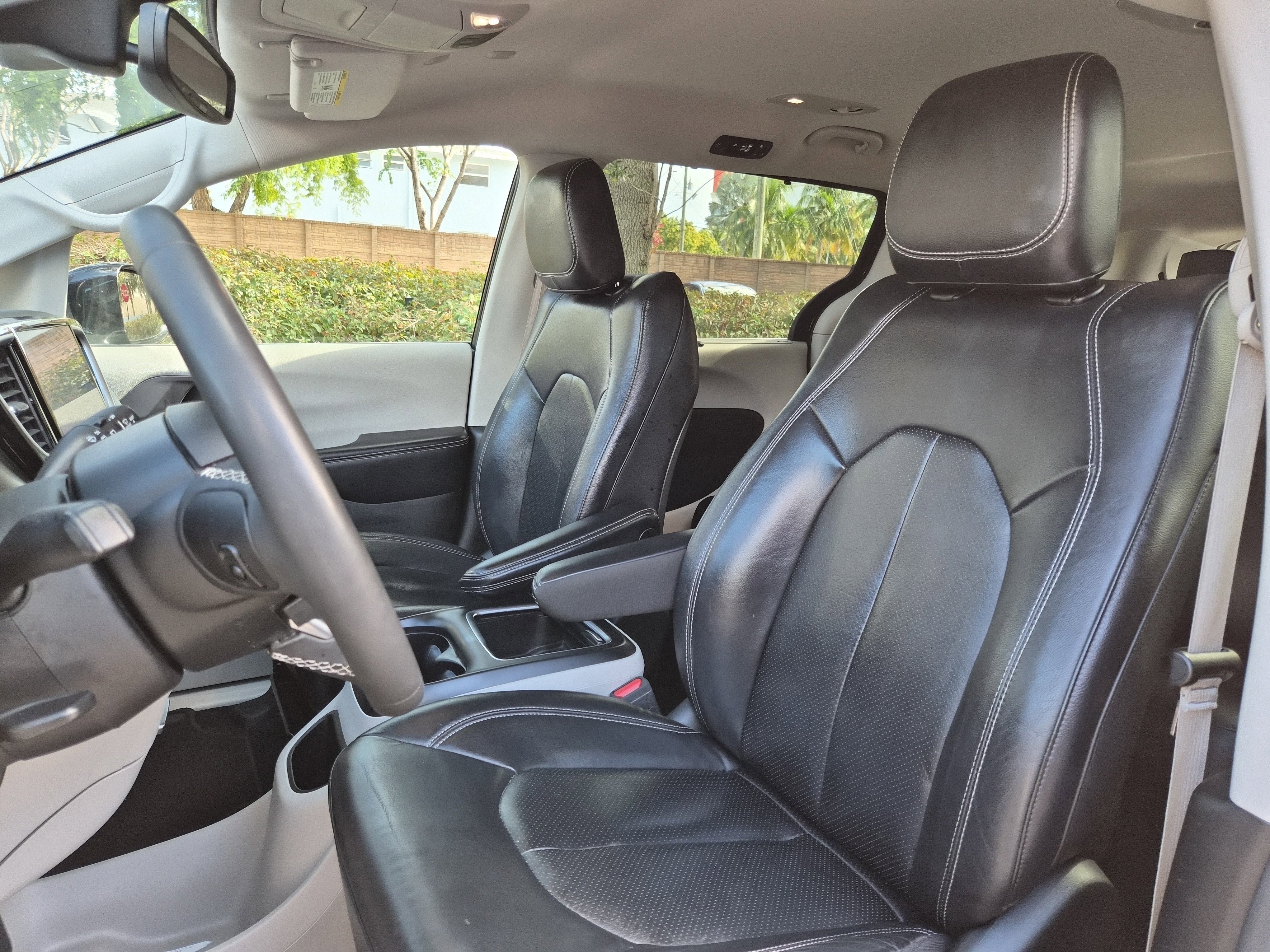 Used 2022 Chrysler Pacifica Touring-L image 17