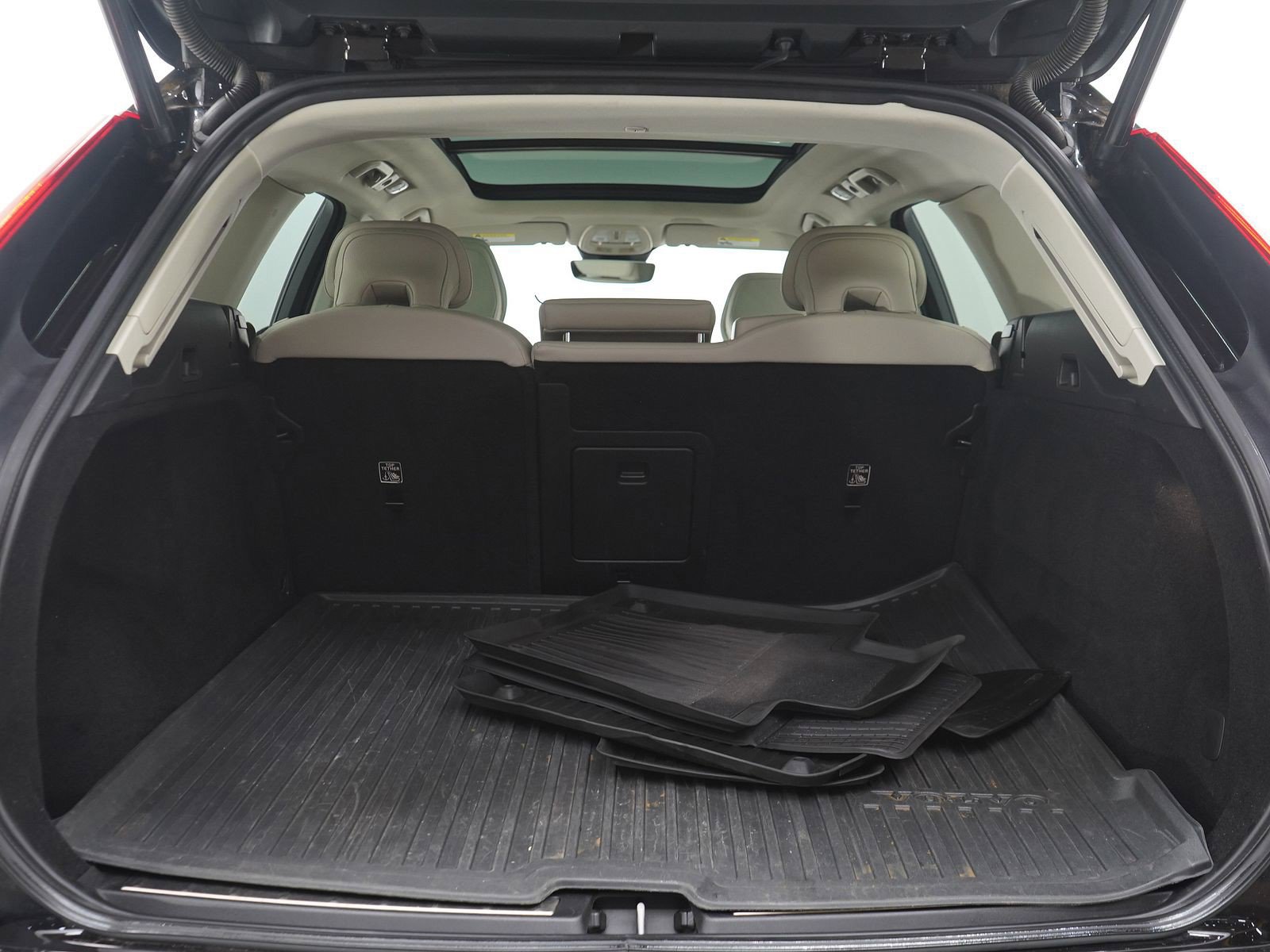 Used 2022 Volvo XC60 B5 Momentum w/ Climate Package AWD/4WD image 9
