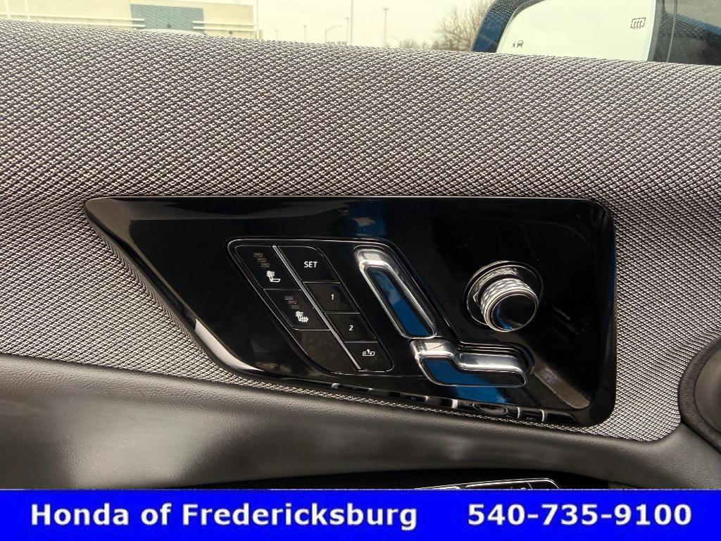 Used 2025 Cadillac Optiq Luxury 1 AWD/4WD image 30