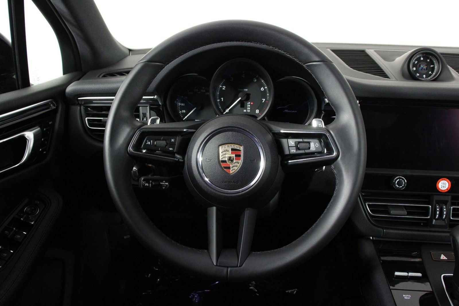 Certified 2025 Porsche Macan AWD/4WD image 12