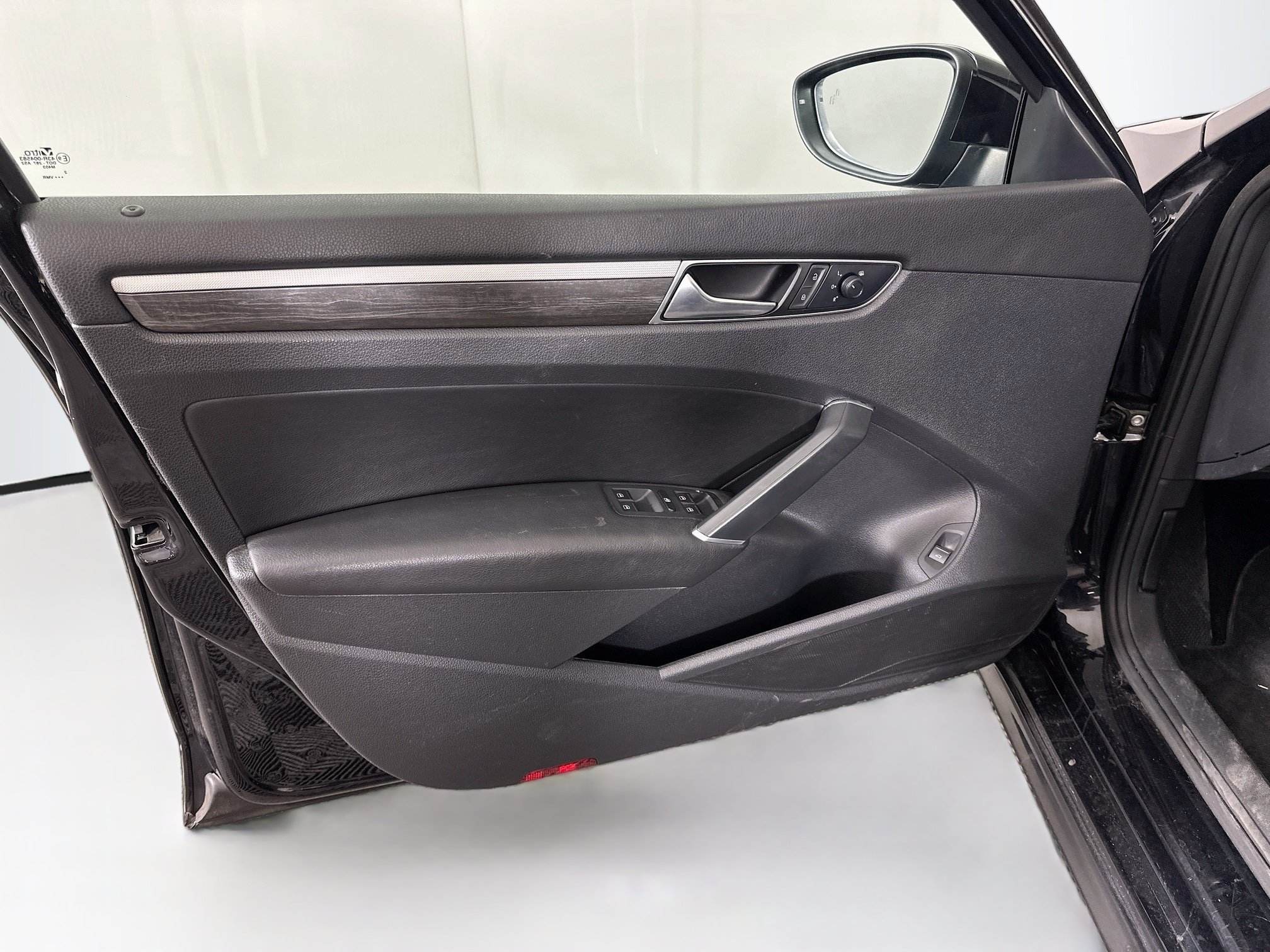 Used 2018 Volkswagen Passat 2.0T SE FWD image 26