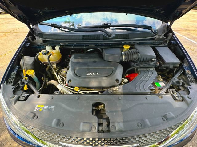 Used 2017 Chrysler Pacifica Touring-L FWD image 29