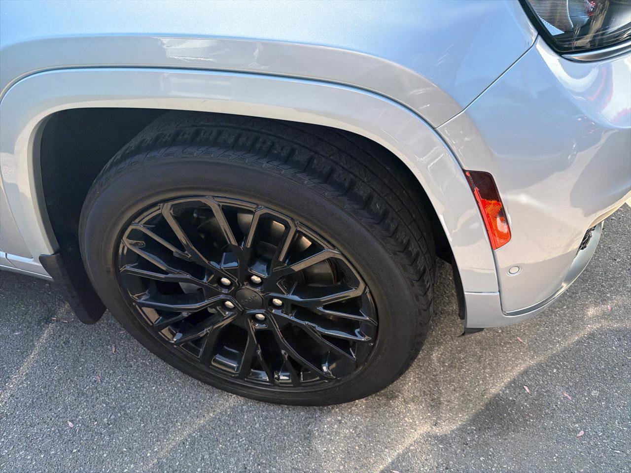 Used 2023 Jeep Grand Cherokee L Summit AWD/4WD image 4