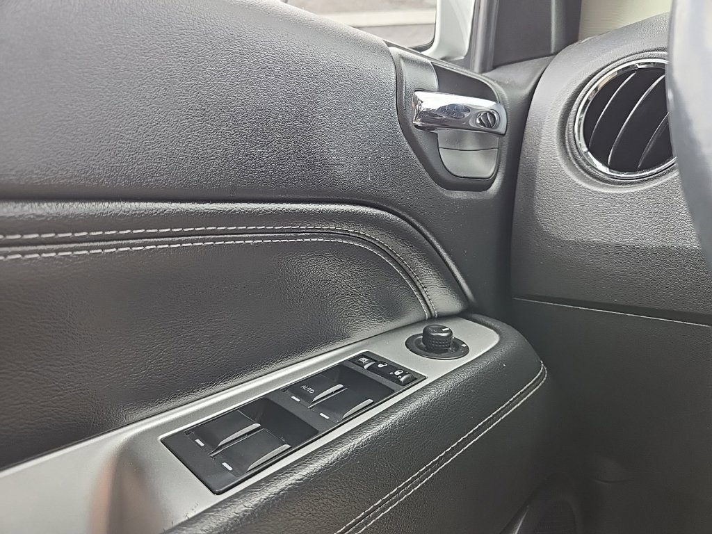 Used 2017 Jeep Compass High Altitude AWD/4WD image 17