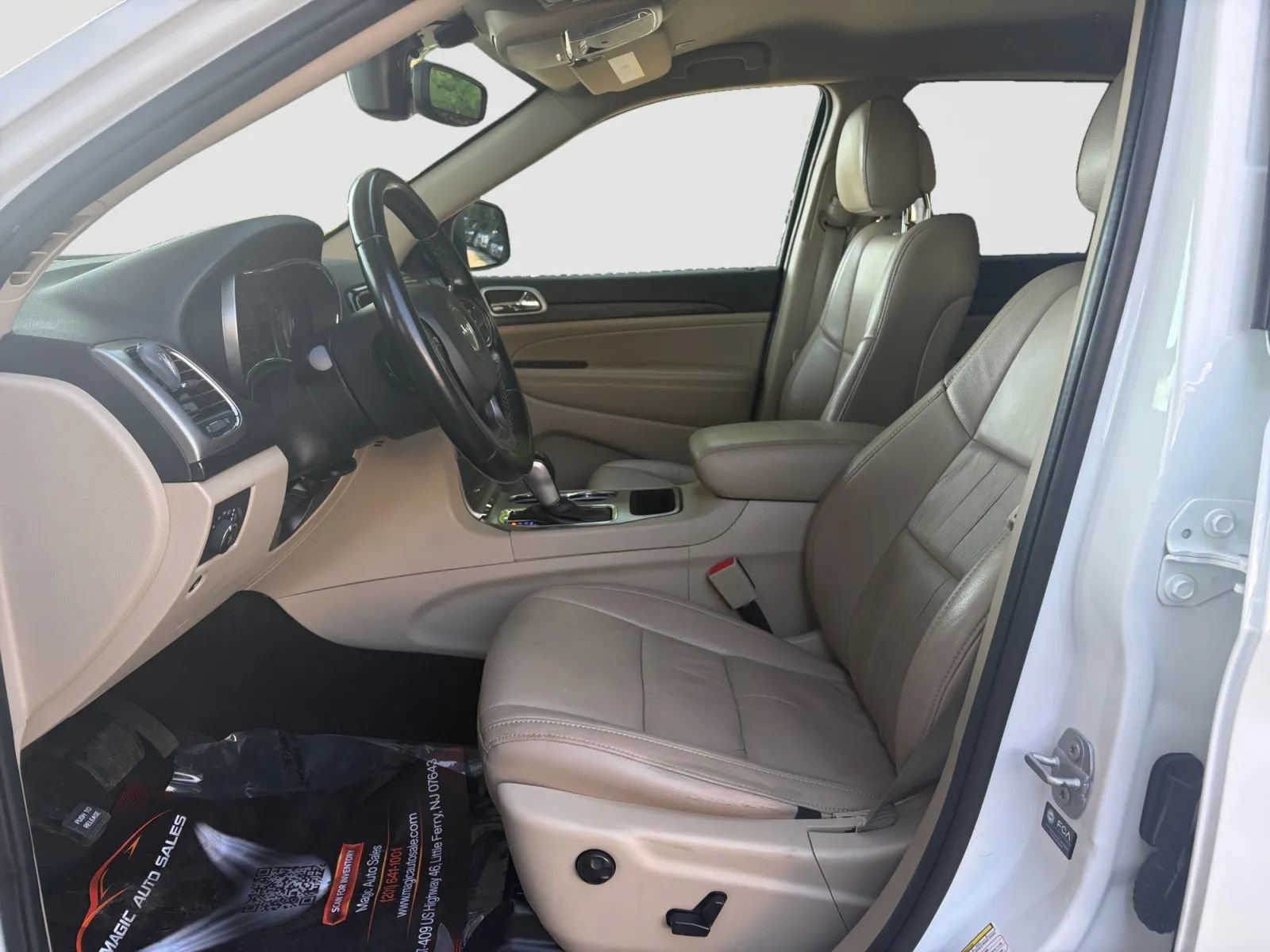 Used 2022 Jeep Grand Cherokee Laredo E AWD/4WD image 12