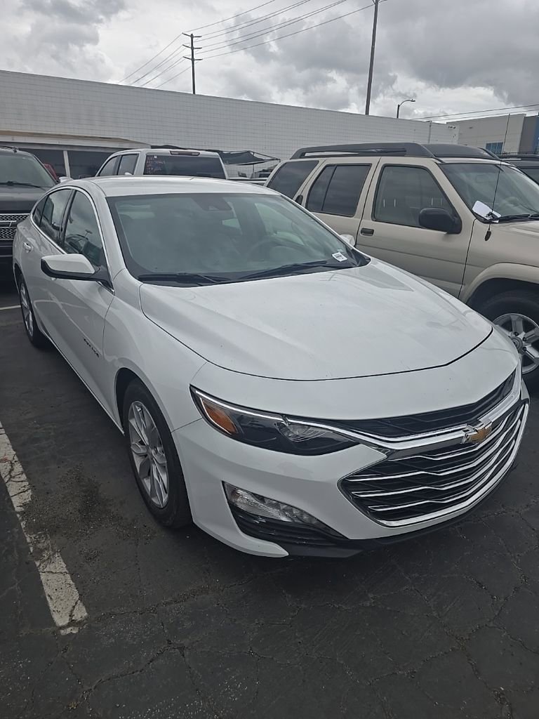Used 2025 Chevrolet Malibu LT FWD image 2