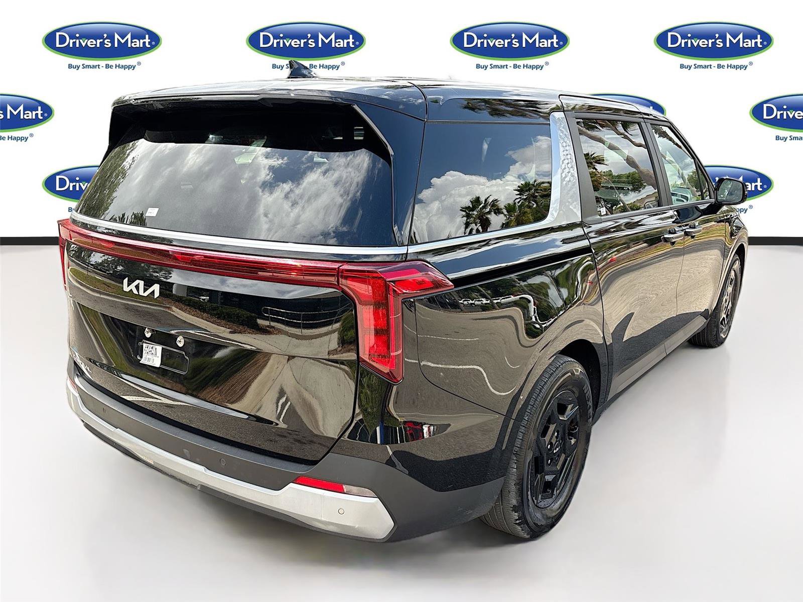 Used 2025 Kia Carnival FWD image 7