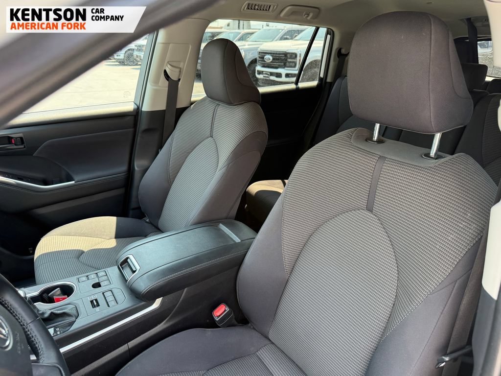 Used 2025 Toyota Highlander LE AWD/4WD image 25