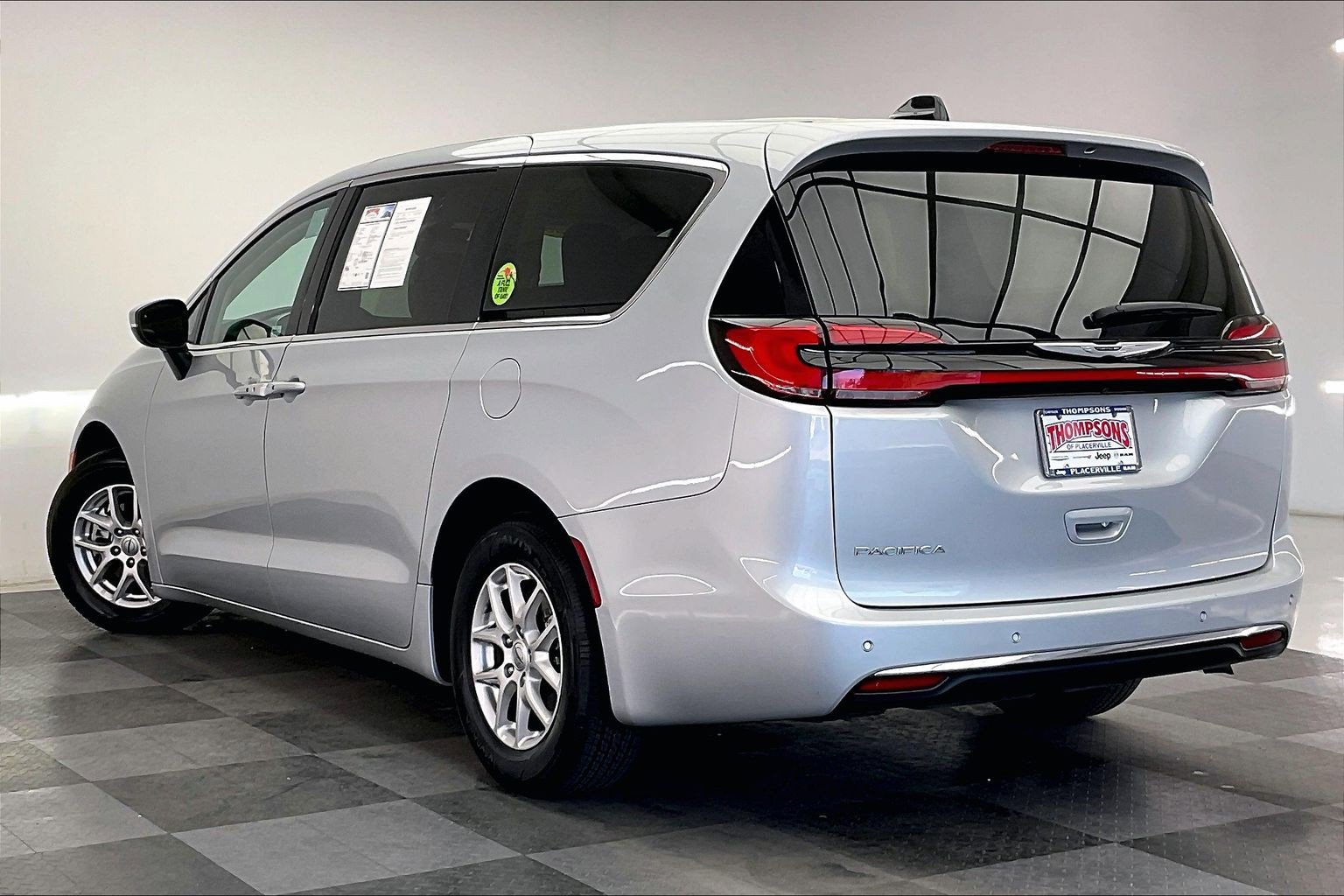 Used 2023 Chrysler Pacifica Touring-L image 10