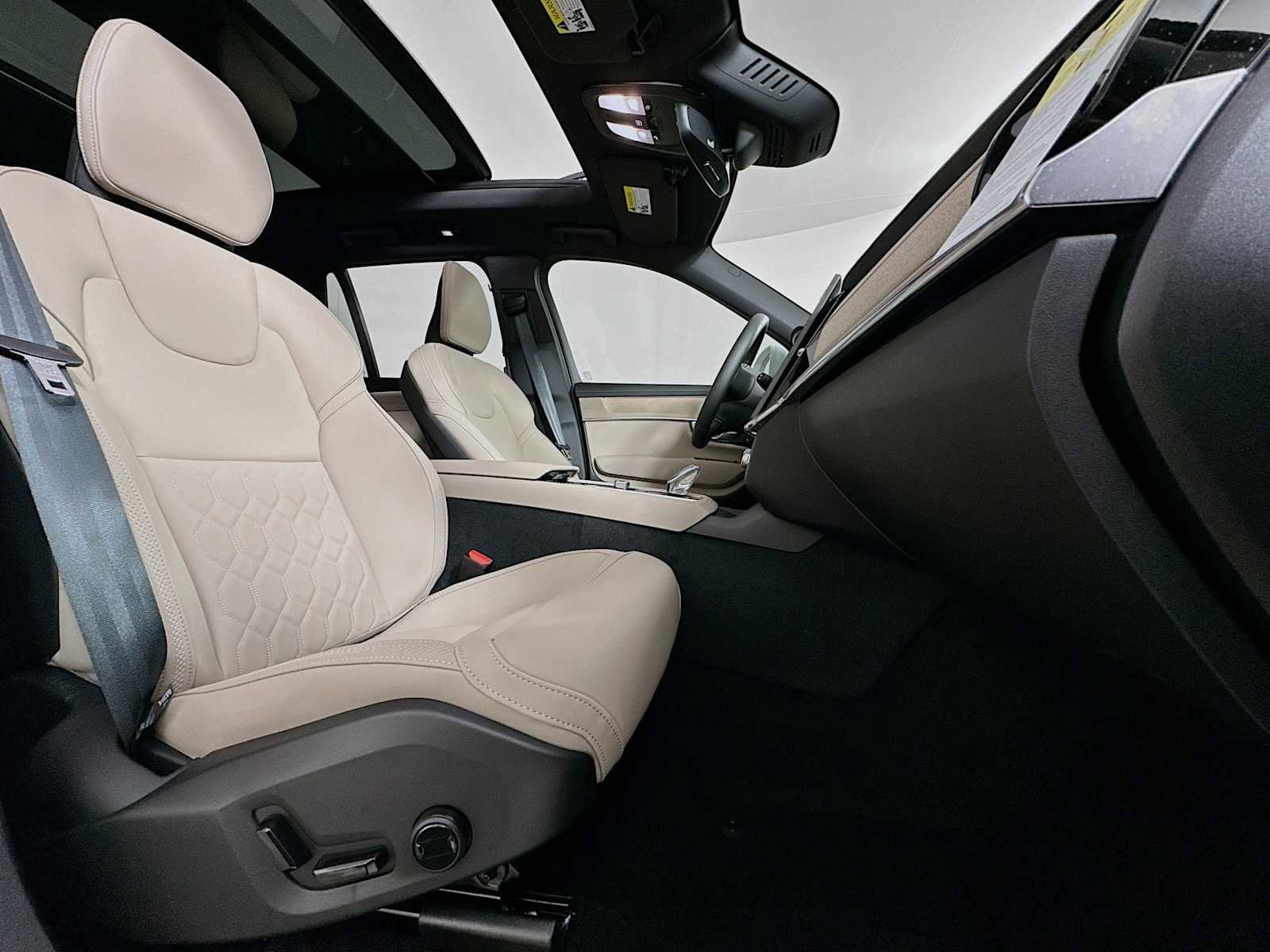 New 2026 Volvo XC90 B6 Plus w/ Protection Package Premier image 28